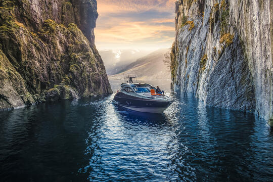 Privat yacht i Lysefjorden