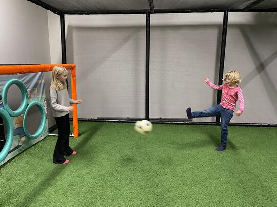 To jenter som spiller fotball på Vera Lekeland i Bryne