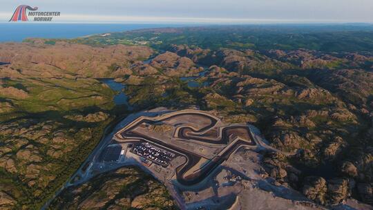 Oversiktsbilde tatt fra luften over racingbanen Motorcenter Norway