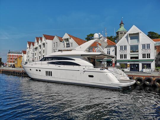Yachten Barolo ligger ved kaien i Stavanger.