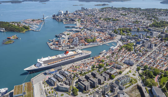 Oversiktsbilde av Stavanger havn og by med cruiseskip inne i havnen