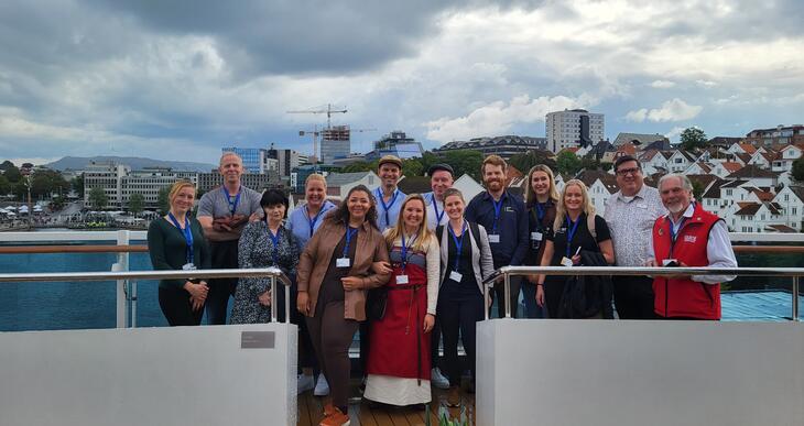 Gruppebilde av personer i cruisenettverk med Stavanger i bakgrunn